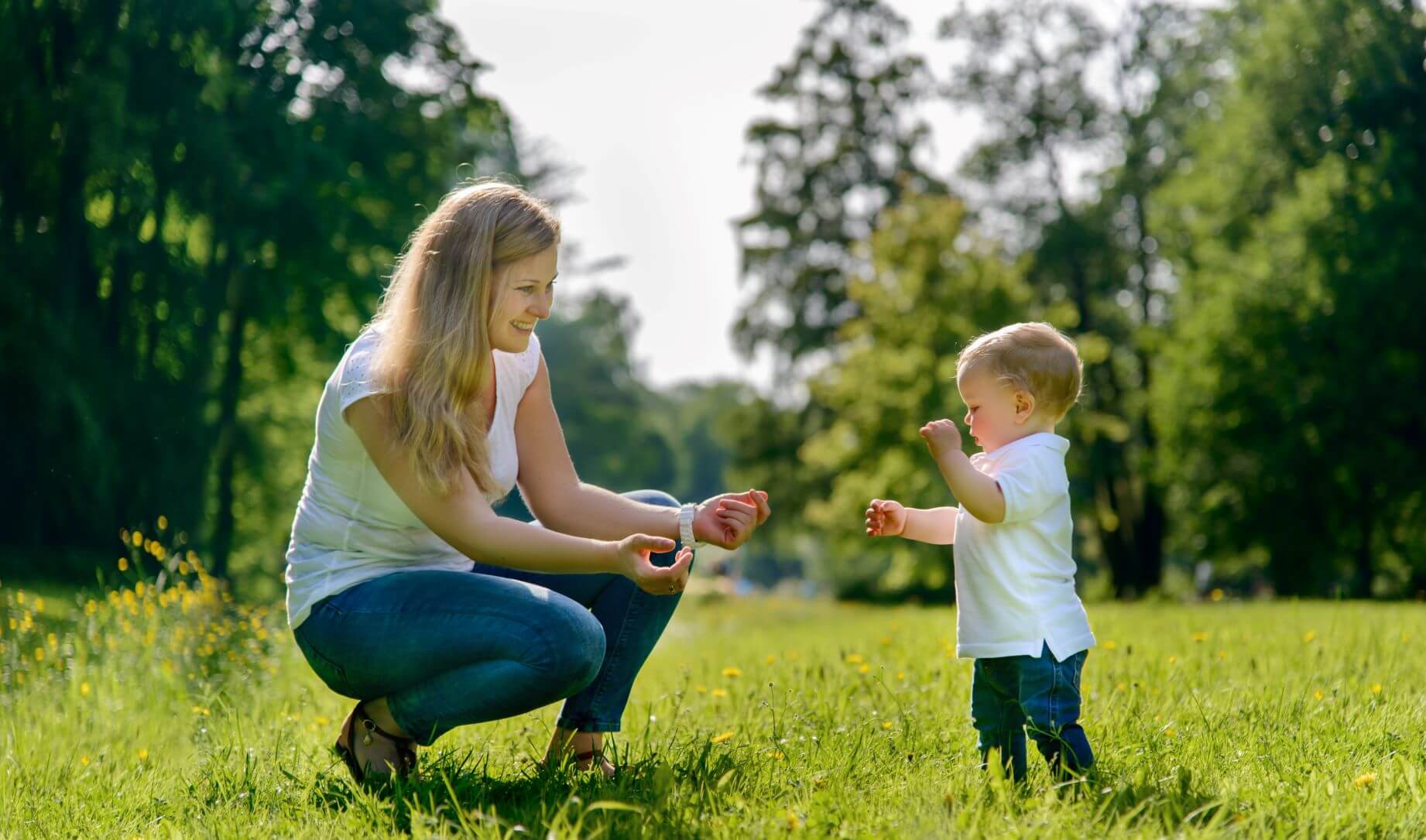 madre dejando al niño que camine solo con autonomia