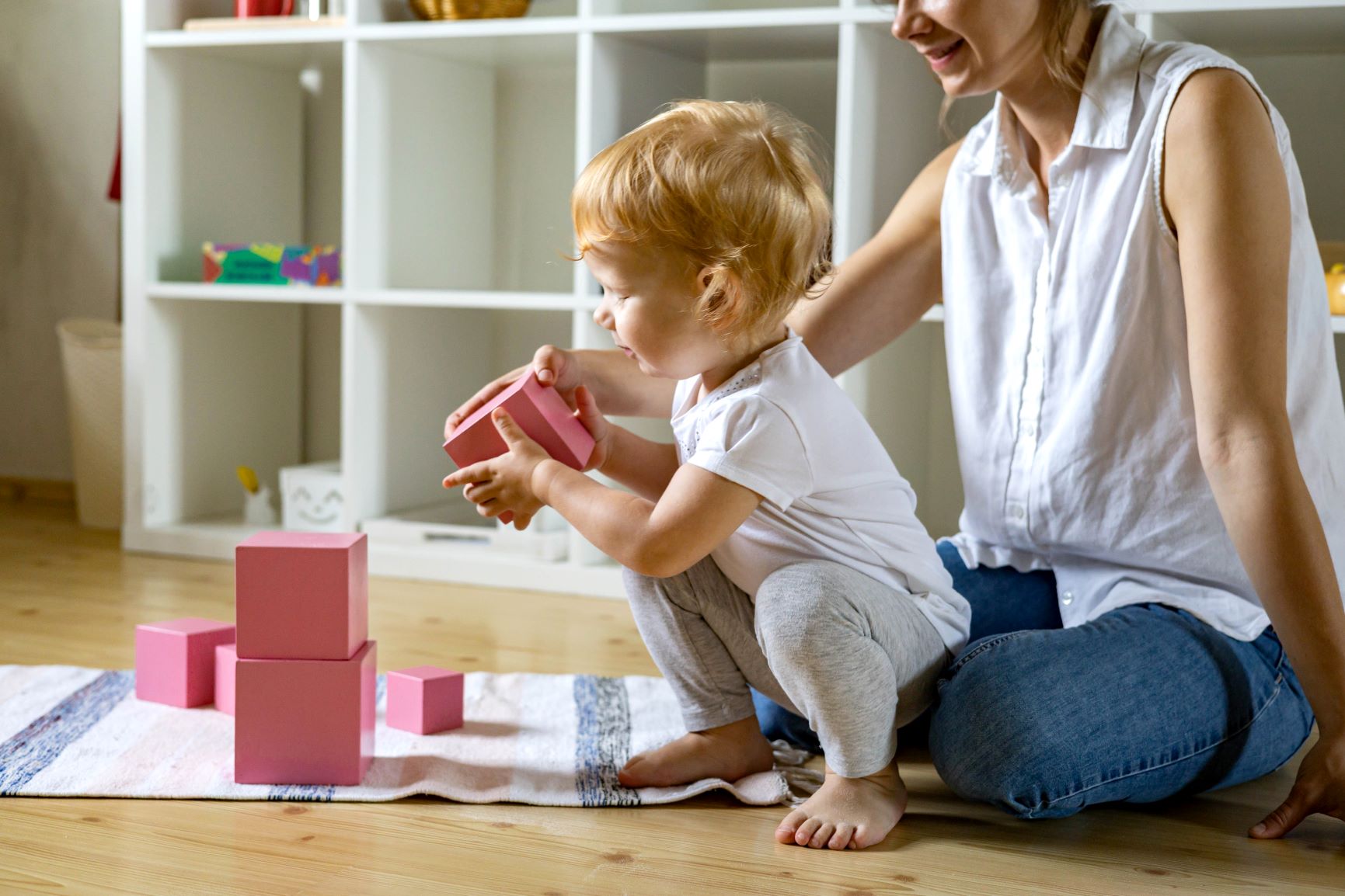 madre educando a su hijo siguiendo la metodología montessori