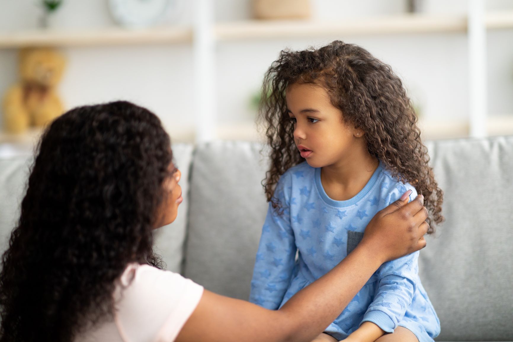 madre hablando con su hija con firmeza y gentileza