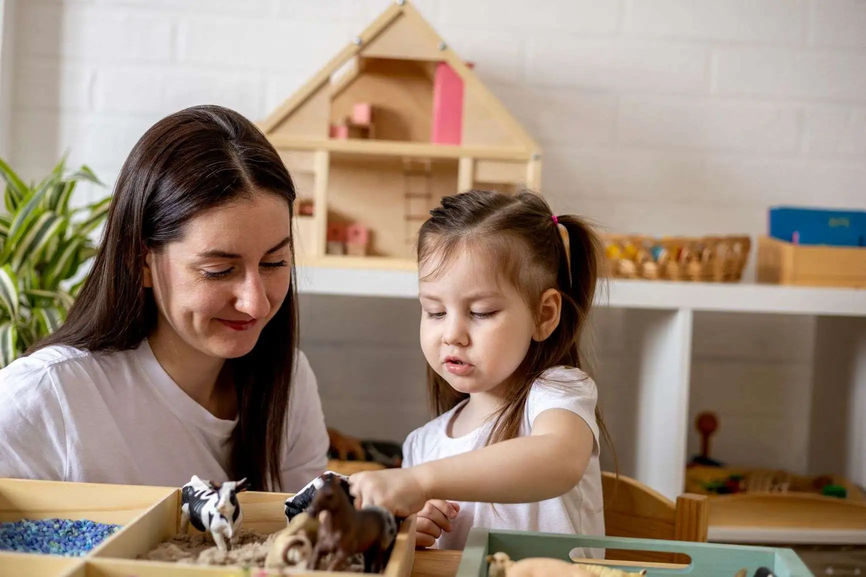 madre observando a niña mientras explora