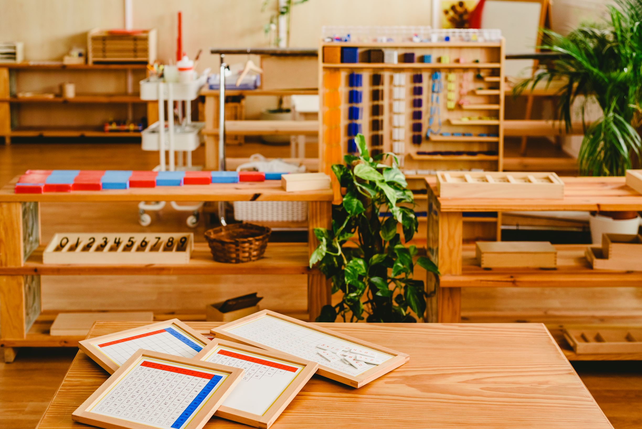 materiales montessori dentro de un ambiente preparado
