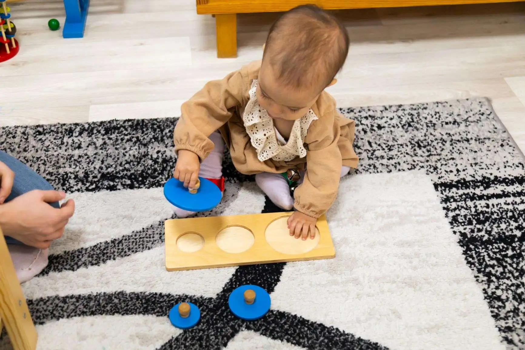niña con material montessori manifestando la tendencia humana montessori del orden