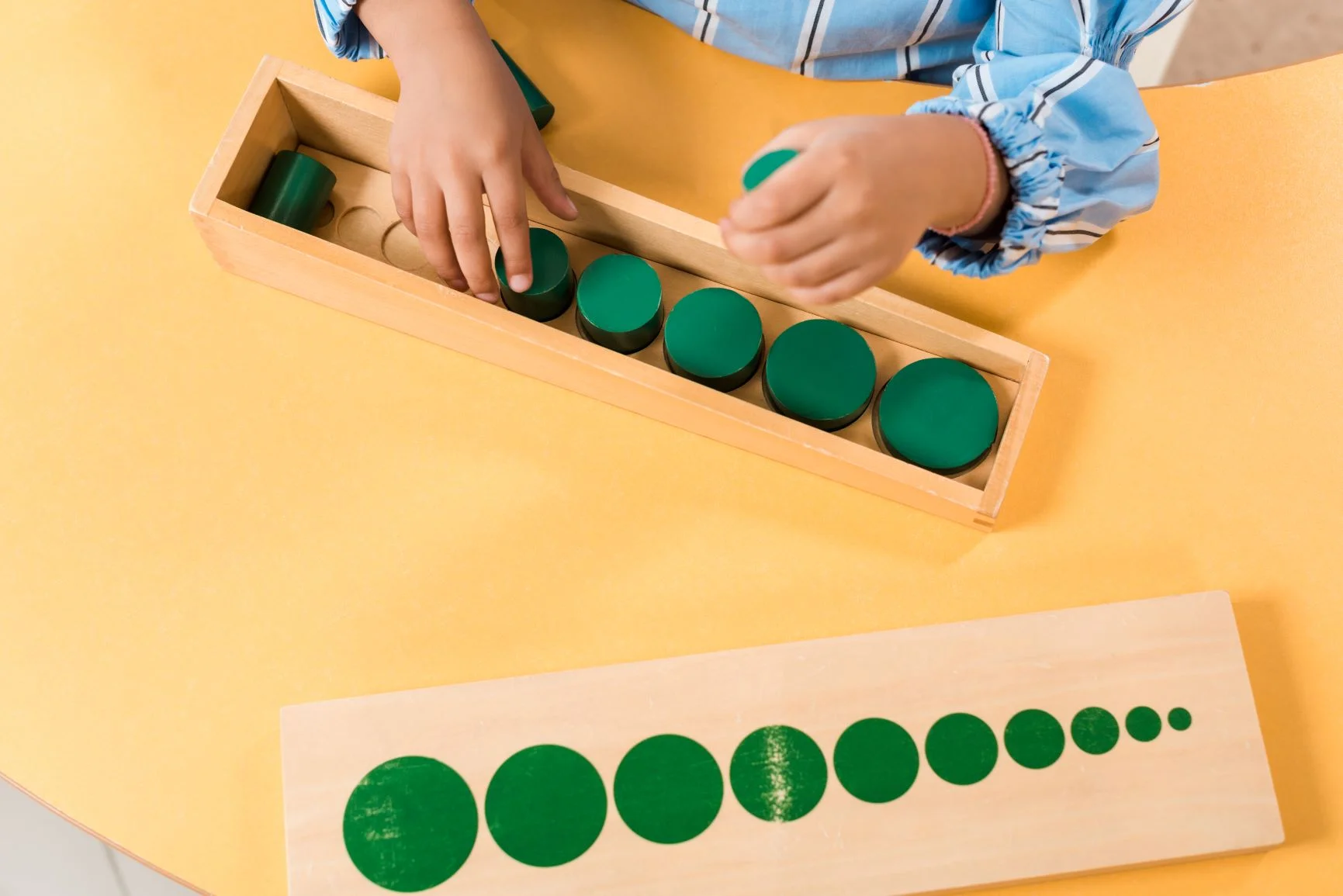 niña desarrollando la disciplina con material montessori