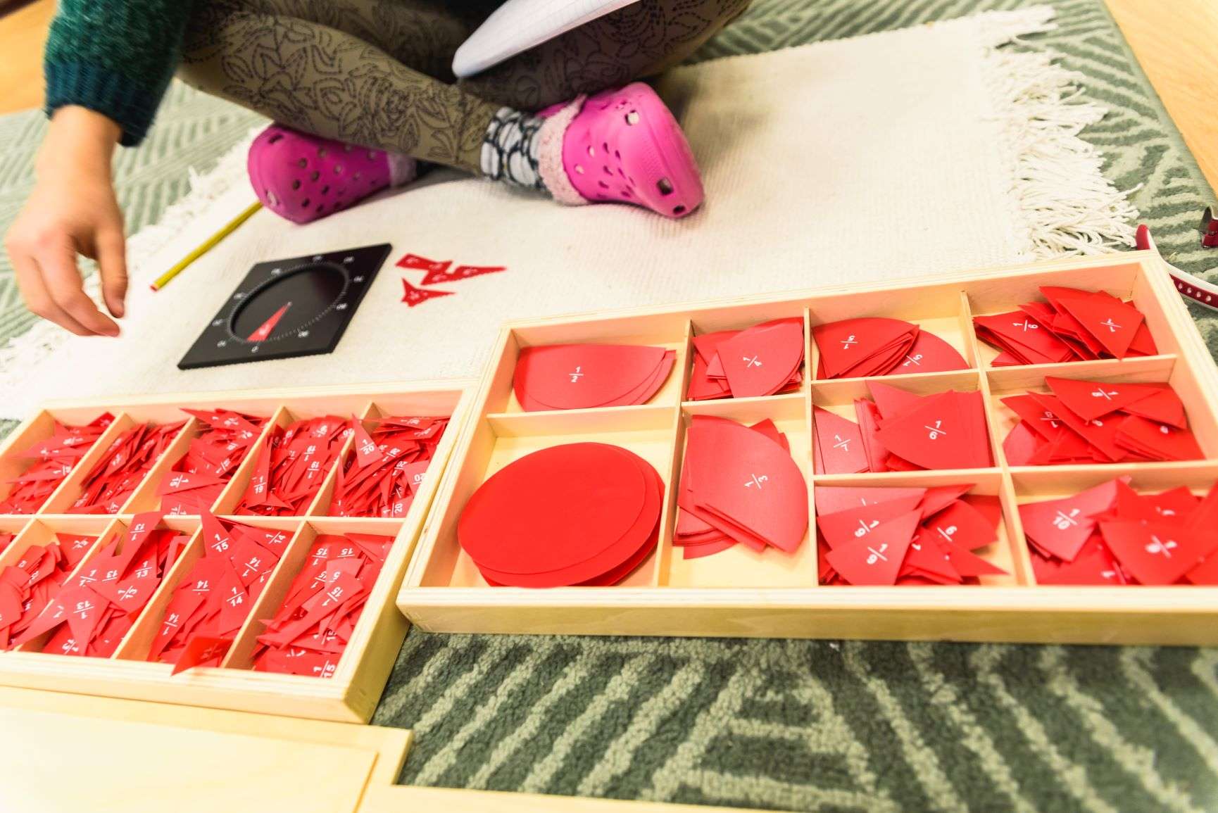 niña sin deberes en montessori aprendiendo con material manipulativo