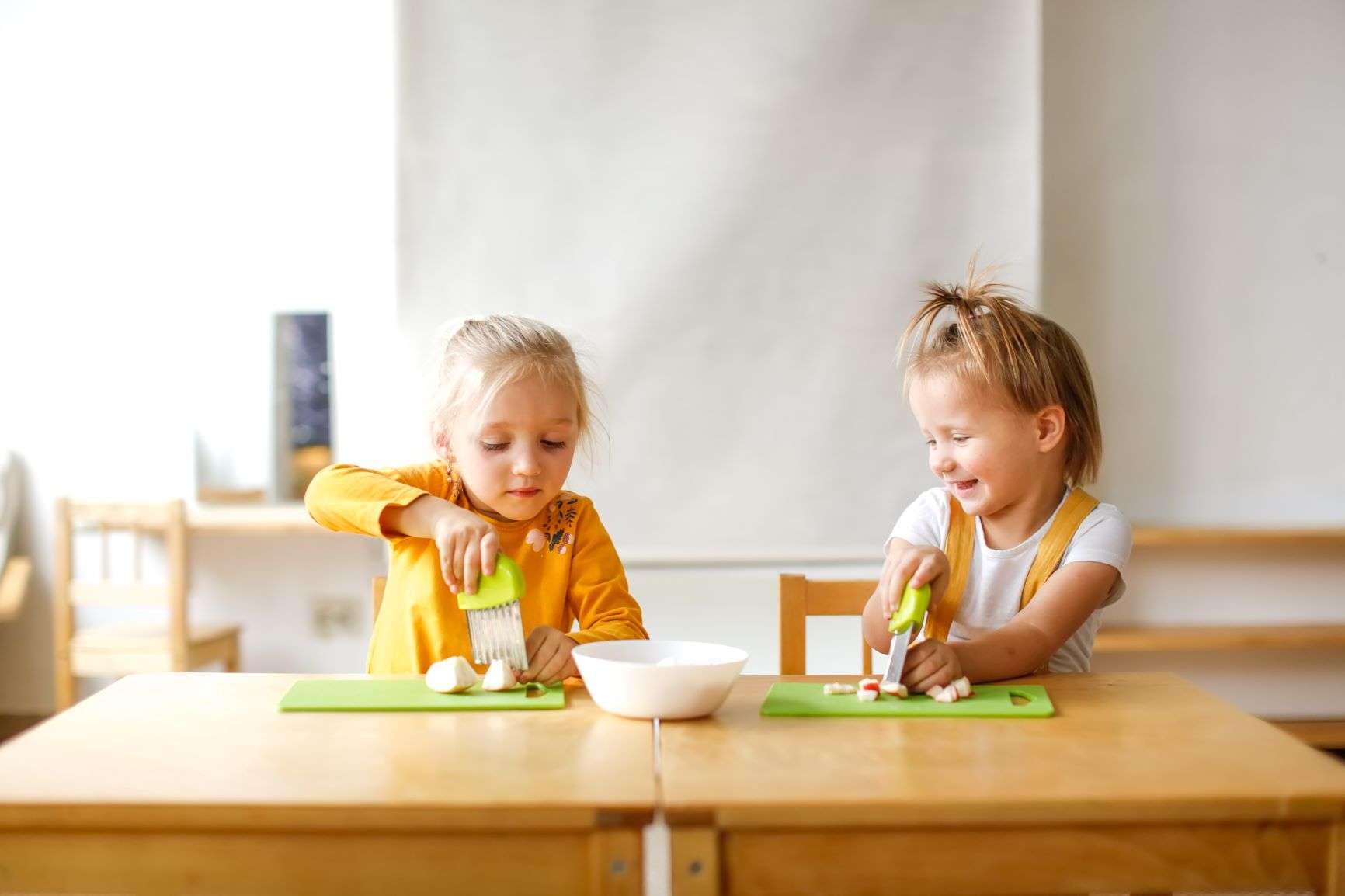 niñas realizando una actividad con proposito cortar fruta