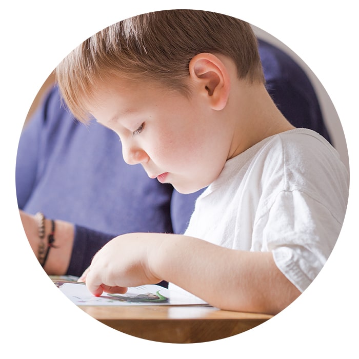 niño aprende a leer