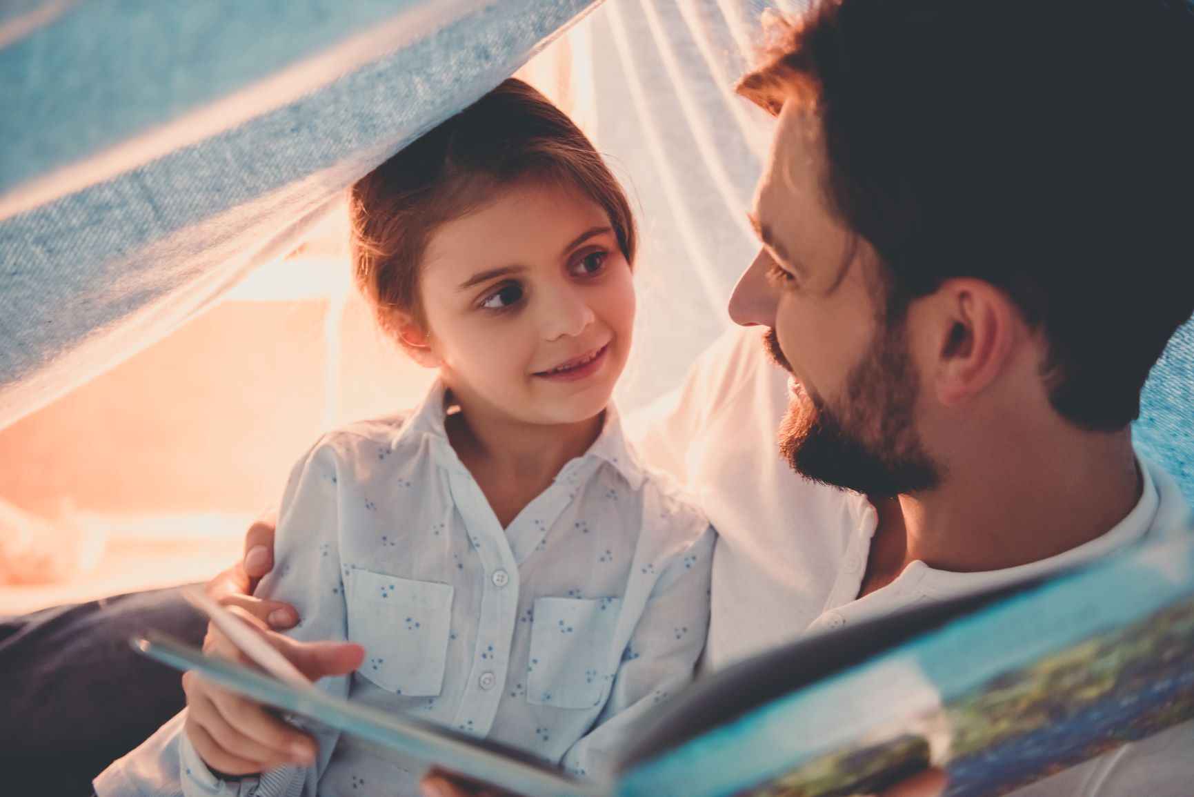 padre escuchando a su hija con atención