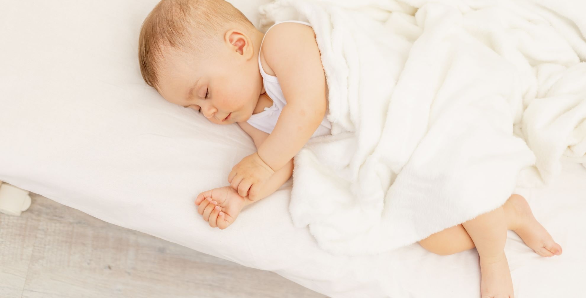 bebé durmiendo en una cama baja a partir de los 6 meses