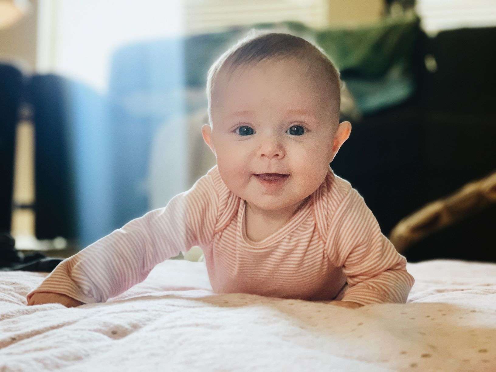 un bebé de menos de cinco meses en un ambiente preparado